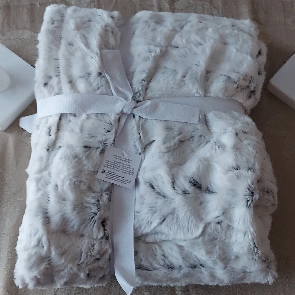 Outrageously Soft Minky Snow Leopard Faux Fur Luxe Throw Blanket 50 x 60 BNWT